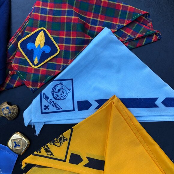 VINTAGE (c. 1982) CUB SCOUT UNIFORM & ACCESSORIES - Picture 5 of 8